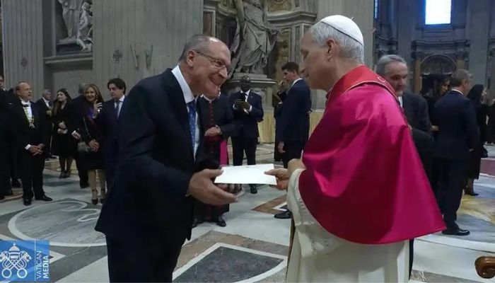 © Vatican News/Divulgação Alckmin entrega ao Papa convite para visitar o Brasil durante a COP30